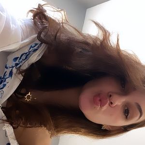 Meet your Posher, Larissa